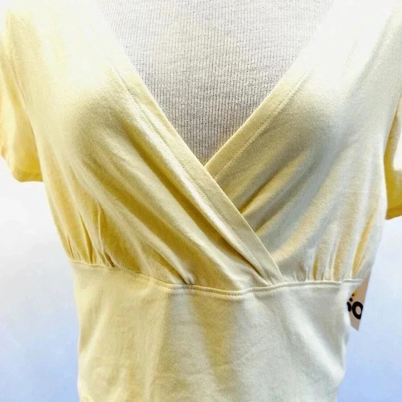 NWT SO GOODS FOR LIFE Juniors Short Sleeve Pullover V-Neck Yellow Cropped Top 2X - Picture 4 of 10